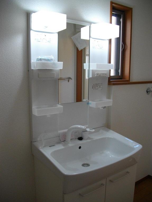 Wash basin, toilet. Vanity with a glad hand shower (same specifications)
