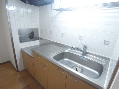 Kitchen. Gas stove 2 burners installed Allowed ・ Faucet with water purifier built-in shower.