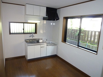 Kitchen. Dining table is the size that put. Madoyu