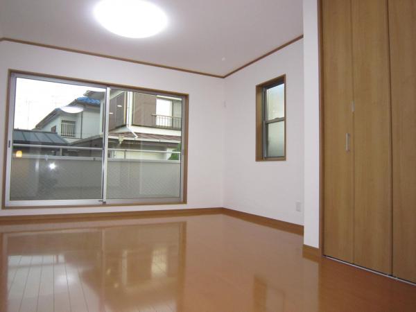 Living. Living in stairs Top light with the dining ☆