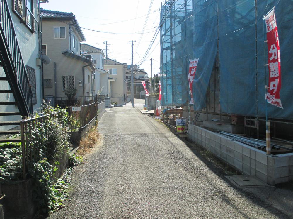 Local photos, including front road. Small car as the percentage of the distance from the train station, Is a quiet environment.