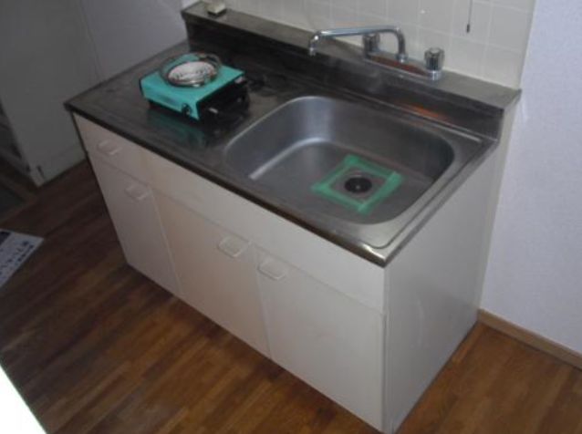 Kitchen. Electric stove installation Allowed.
