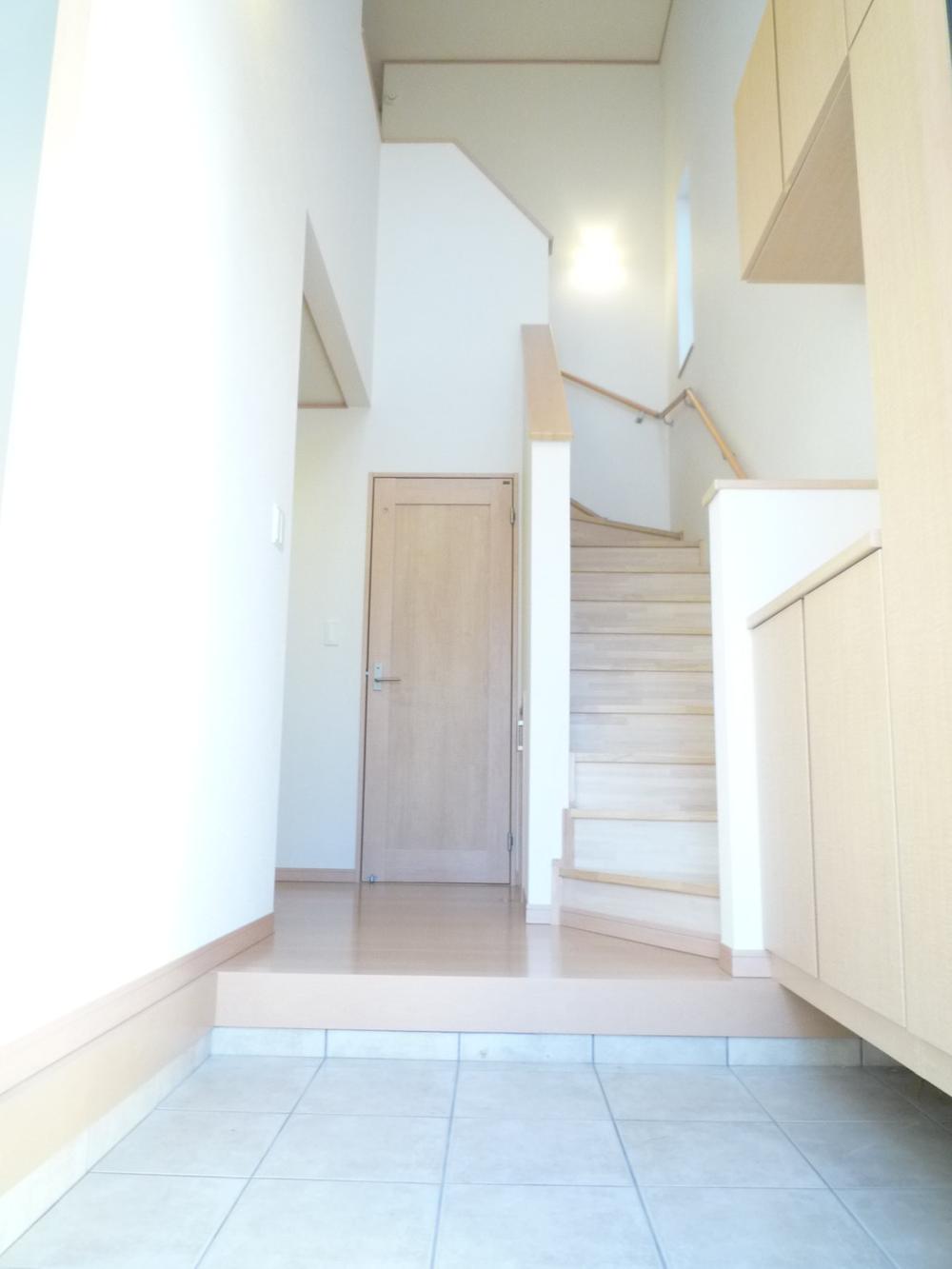 Entrance. V Building A feeling of opening the front door Fukinuki