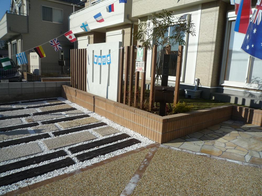 Parking lot. South Car space ・ The garden privacy for blindfold Yes