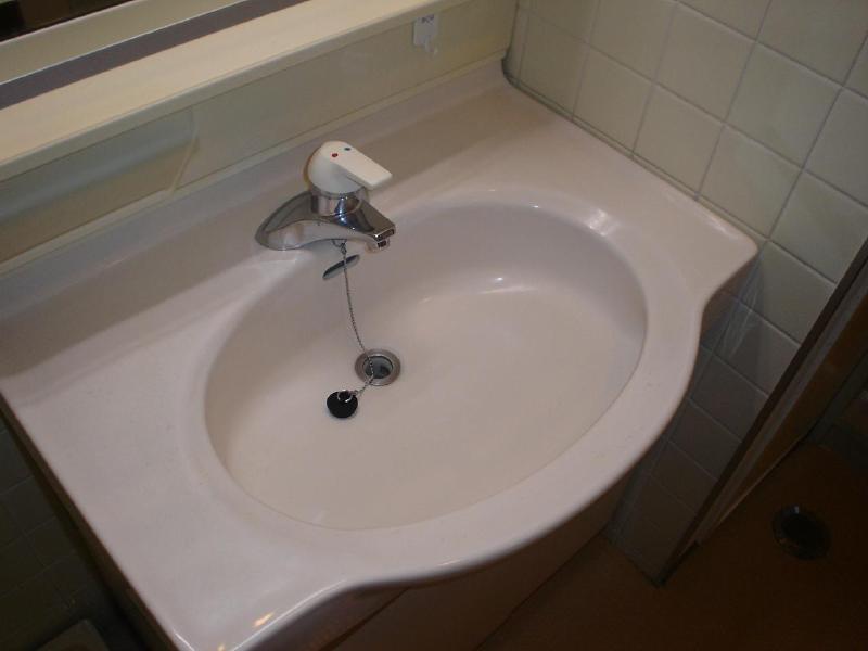 Washroom. It is an independent washbasin shiny