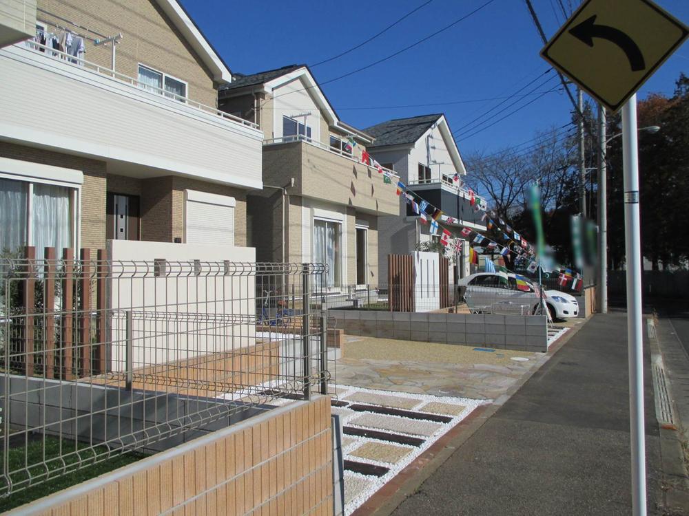 Local photos, including front road. The entire cityscape is fashionable! !