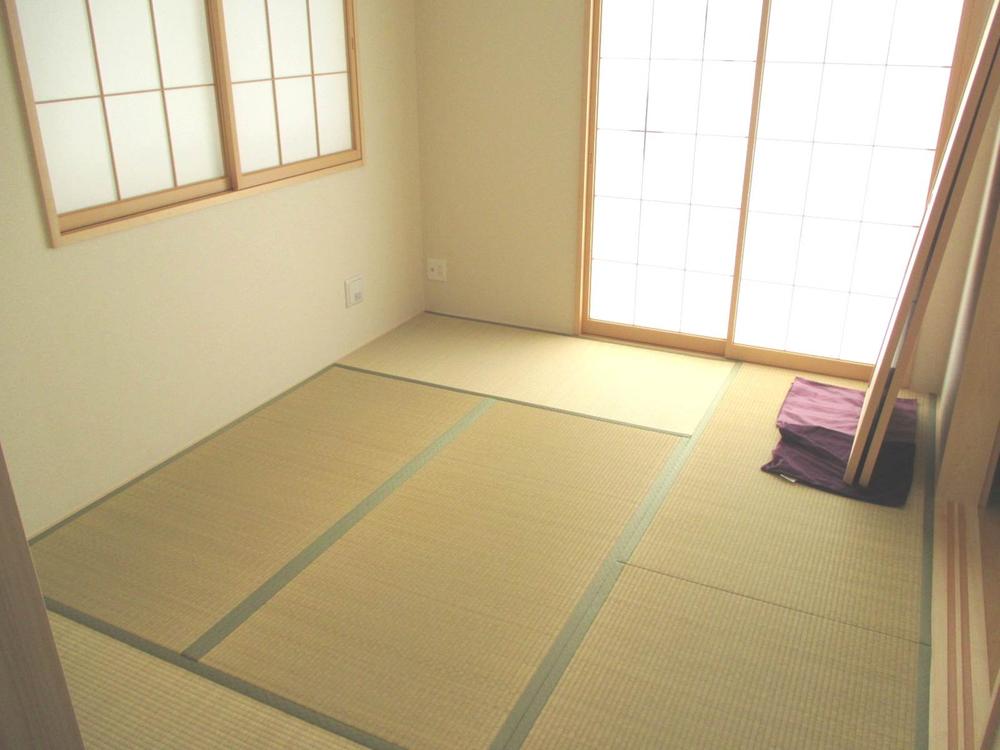 Non-living room. Re sure that the Japanese in the sunshine filtering through foliage full of Japanese-style room! ! Japanese-style room is still good.