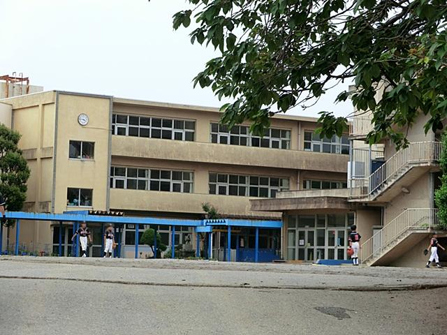 Primary school. 950m until the Kashiwa Municipal soil Elementary School