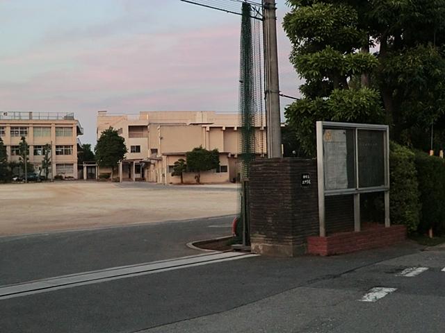 Junior high school. 1000m to Kashiwa City soil junior high school