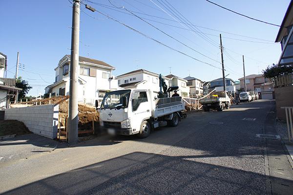Local photos, including front road. Overall