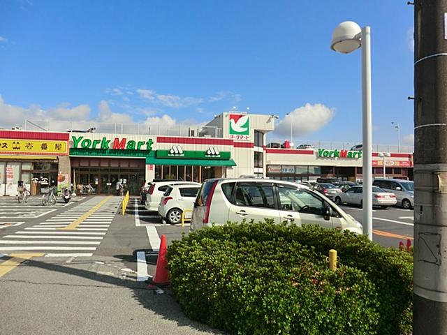Supermarket. York Mart until Hananoi shop 827m