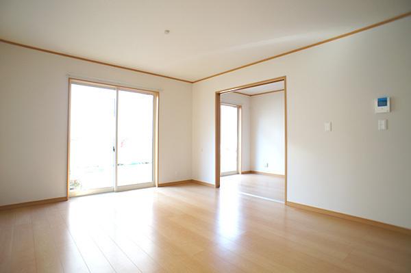 Living. LDK to shine in plenty of sunlight from the large windows