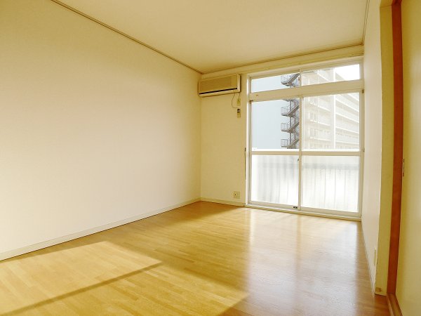 Living and room. Western-style 6 Pledge