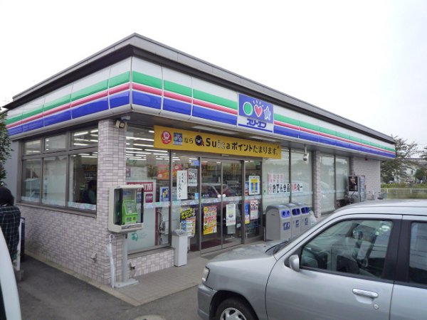 Convenience store. Three F until the (convenience store) 305m