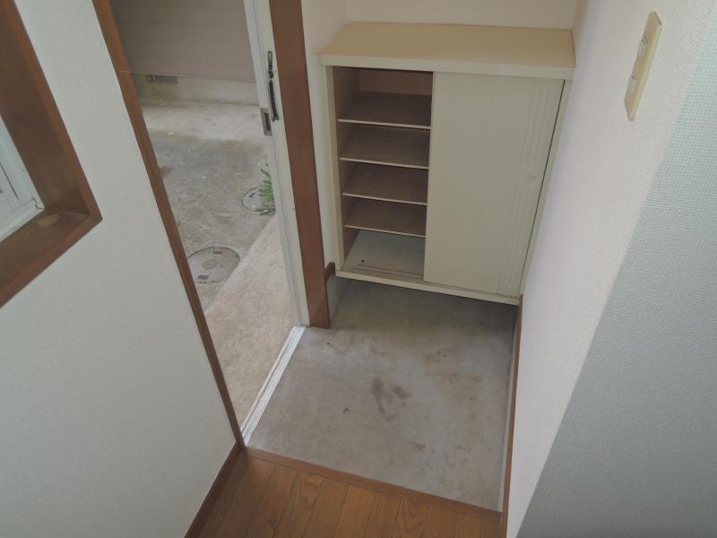 Entrance. There shoebox in the entrance of the room