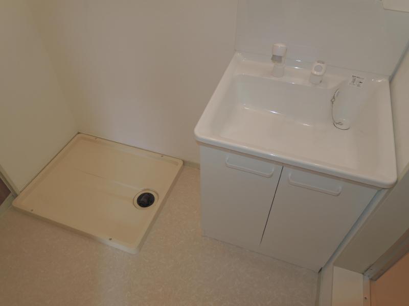 Washroom. Independent wash basin Indoor Laundry Storage