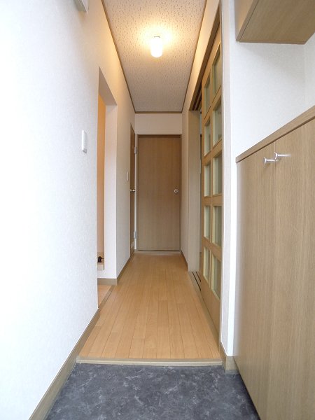 Entrance. Shoe box Yes