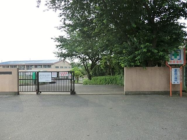 Primary school. Kashiwa Tatsutomi urging Nishi Elementary School