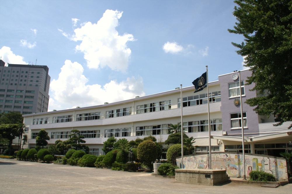 Primary school. Kashiwashiritsu pine needles first elementary school (elementary school) up to 38m