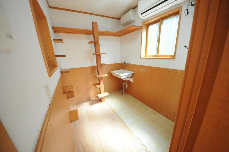 Other Equipment. Dedicated pet room. What air-conditioned.