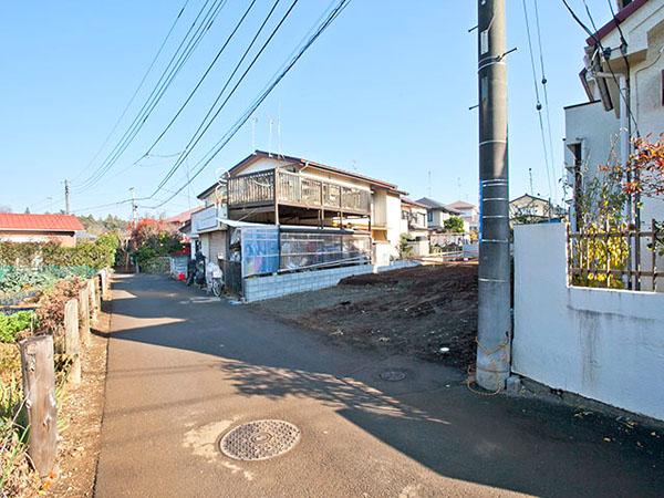 Local photos, including front road. Overall