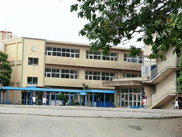 Primary school. 320m until the Kashiwa Municipal soil Elementary School