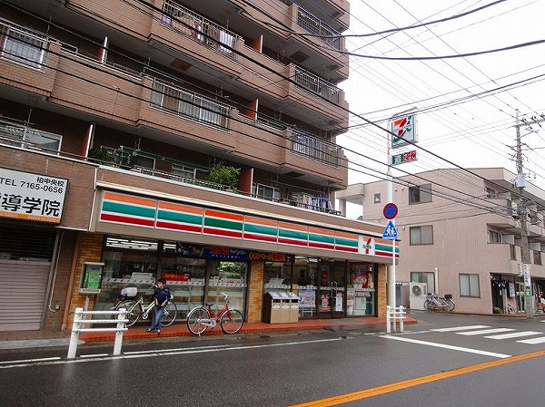 Convenience store. Seven-Eleven (convenience store) up to 100m