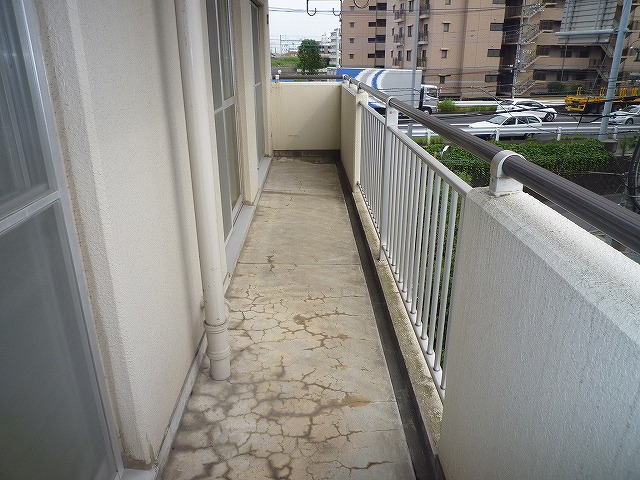 Balcony. Wide balcony. There are two sides.