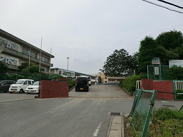 Primary school. 950m until the Kashiwa Municipal soil Elementary School