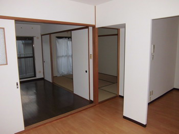 Living and room. You can use spacious in Tsuzukiai. 