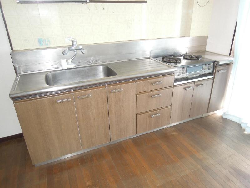 Kitchen. Gas stove installation possible with a clean kitchen