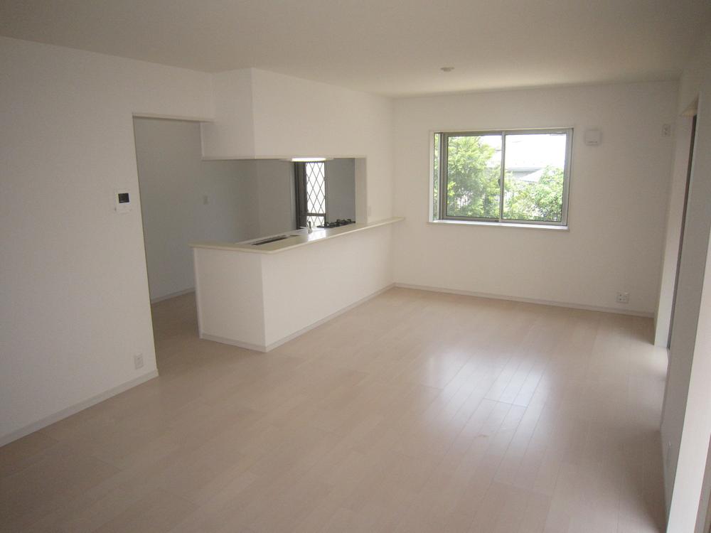 Living. Spacious 18 tatami mats of living that was.