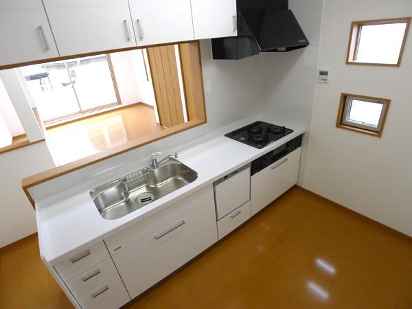 Kitchen. Face-to-face kitchen where you can enjoy a conversation with your family, even while cooking