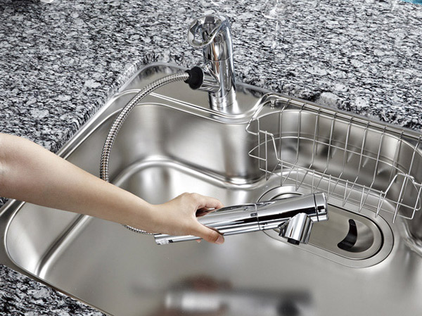 Kitchen.  [Low noise sink / Single lever water purifier built-in mixing faucet] Washing also wide sink that can be easier is, Water is silent type to suppress the I sound. Also, Water purifier built-in mixing faucet of, Hand shower type that reaches even to the corner of the sink.