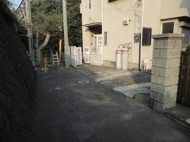Local photos, including front road.  ◆ Car space one with to a station near property!