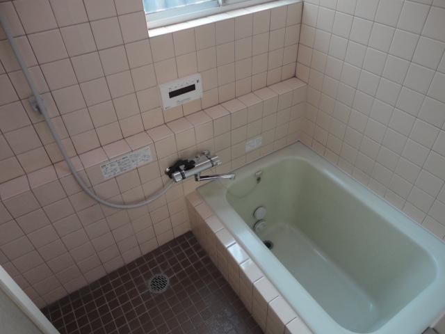 Bathroom.  ◆ Bathing was organized to fired possible clean chase.