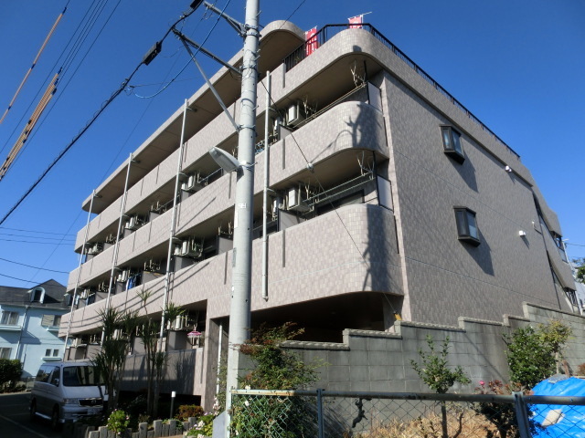 Building appearance. Popular Kashiwa Station within walking distance