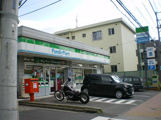 Convenience store. FamilyMart KashiwaTomi urging store up to (convenience store) 535m