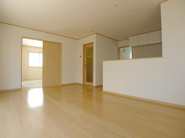 Living. Face-to-face kitchen where you can enjoy a conversation with your family, even while cooking