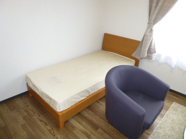 Living and room. Room (bed)