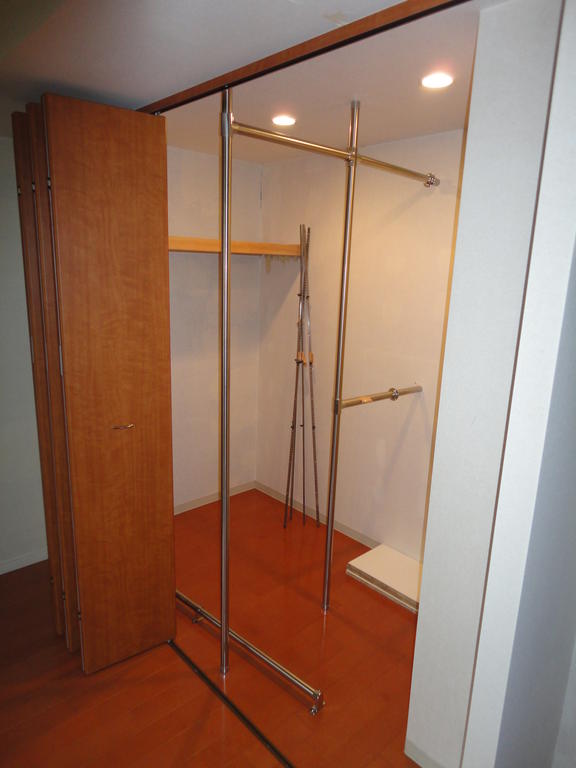 Receipt. Large walk-in closet