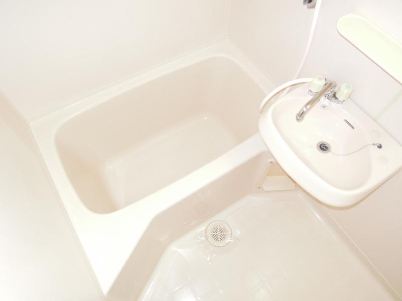 Bath. Take the fatigue of the day in the clean your bath.