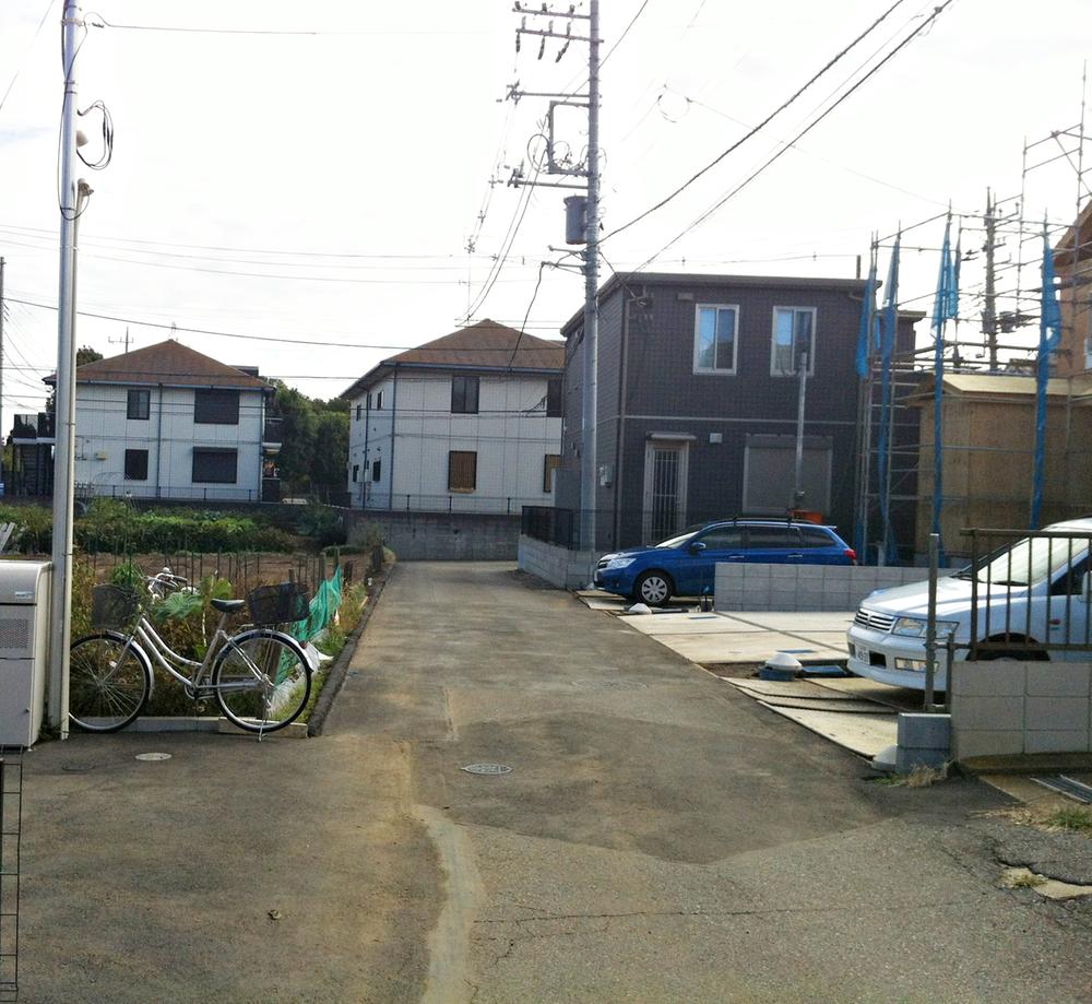 Local photos, including front road. Front road (October 2013 shooting) Paving the already road