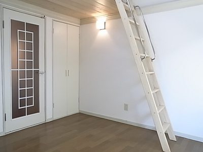 Living and room. Air conditioning ・ loft ・ With storage!