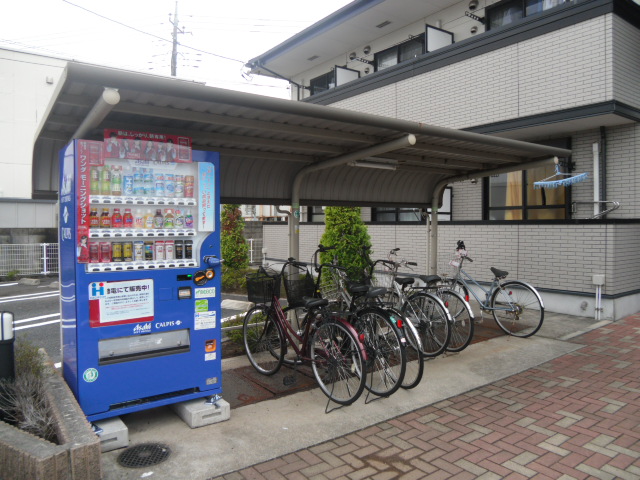 Other common areas. Covered bicycle parking lots. Convenient because there is a vending machine
