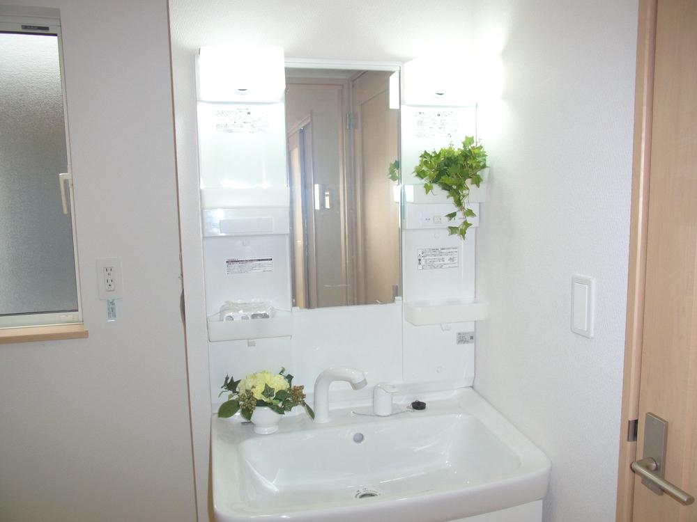 Wash basin, toilet. Indoor (11 May 2013) Shooting