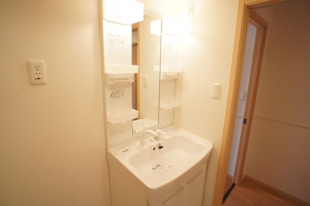 Washroom. Independent wash basin