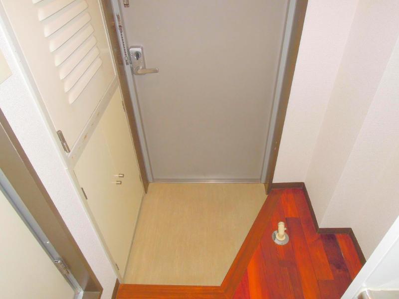 Entrance. There shoebox in the entrance of the room