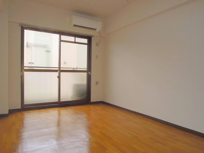 Living and room. Rooms bright clean