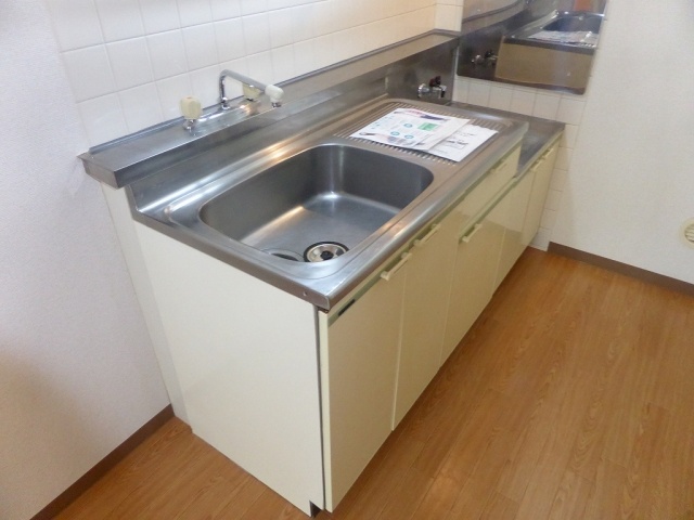 Kitchen. With window